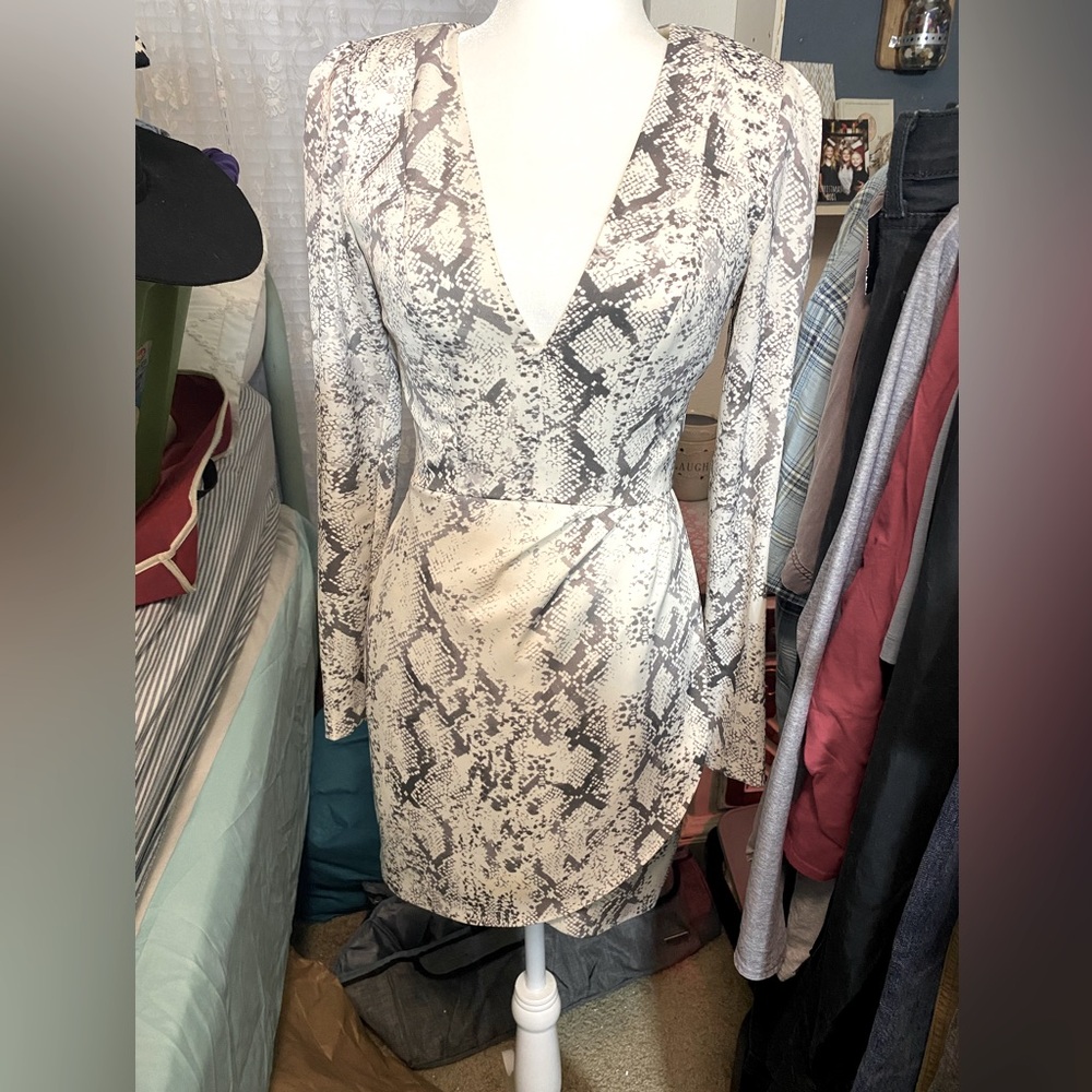 gianni bini white long sleeved snakeskin dress plunging neckline shoulder pads